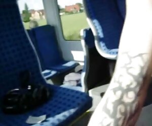 Cô gái tóc vàng, lớn, che mặt của mình với hai cái đuôi. fim xec hay