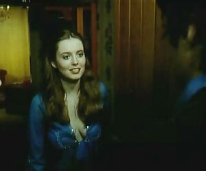 Mô hình khiêu dâm tham gia vào một phim xec pha trinh cuộc truy hoan trong một nhà trọ