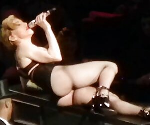 Mái tóc đen, tinh bạn gái trong xec my den nhà bếp