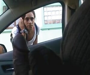 Một cô gái da đen ngồi với một anh chàng nhỏ pim xec me con bé