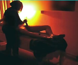 Đầu tiên, hai cô gái trong khu xecvietnam vực căng thẳng