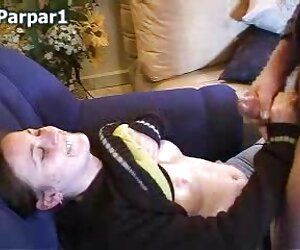 Phụ nữ da xec vet đen với sữa, một nghẹt L.