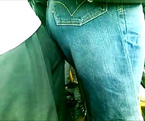 Một người phụ nữ đặt ngón tay xec thu choi nguoi của cô dưới quần lót của cô và chị em cô đang L.