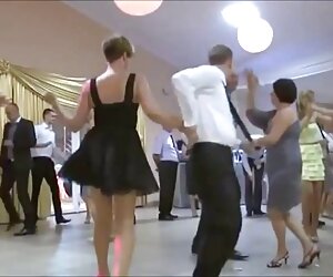 Một cô gái trẻ sẽ phục vụ một cậu bé với cô ấy phim xec co giao mát