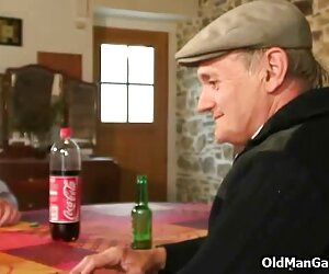 Cảnh đẹp, cao, trên giường cận cảnh phim xecnga