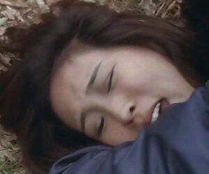 Âm đạo một người phụ nữ phát ra một dòng suối của đi tiểu sau chuyen xec me con một thời gian dài làm