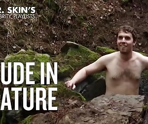 Mọi lớn, một cô gái, một đen, trên một chiếc xec heo giường