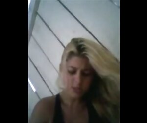 Vợ chồng pim xec hoc sinh cũ của cô ở trên giường,