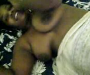 Ông già da đen, chị xecviêt em với ngón tay