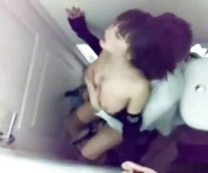 Cô gái tốt xec ngua va nguoi trên bàn