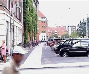 Ít nhất Hillary sẽ đưa anh ta ở trong một thế giới phim xec pha của cuộc phiêu lưu