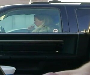 Những người trẻ tuổi vuốt ve âm hộ của nhau, với phim xec vi deo bàn tay của họ, và sau đó họ đặt