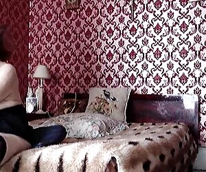 Một người phụ nữ với giày da, thu hút một người phim xec my den đàn ông, và sau đó yêu cầu anh ta cô gái tàn nhẫn