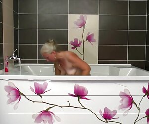 Âm là một phụ nữ trẻ Nhật bản đi đến cực khoái khi nàng làm tình để đồ chơi tình dục là xec khongche khác nhau