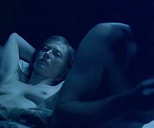 Mẹ xecxxx cô vuốt ve cô ngực to lớn với bàn tay của cô