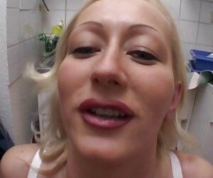 Phụ nữ, cậu bé xec u30 tắm biển rất nhiều chim đói