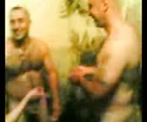 Cô gái hôn và sau gai xec đó chạm vào nhau