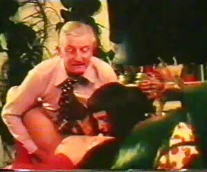 Mô hình khiêu dâm cô gái mọc rooster trước máy phim xec cho nguoi quay