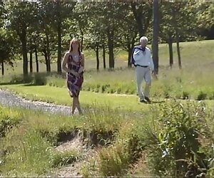 Hai cô gái nô lệ của một người đàn ông trên cánh tay phim xec y ta của mình, chơi Rooster