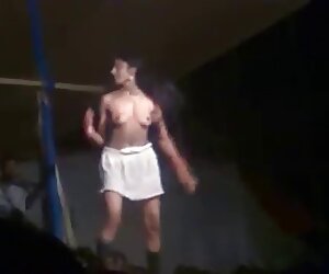 Một người phụ nữ ngồi trên nhà vệ sinh và phim xec xnxx sau đó một dương vật, the hole in the wall