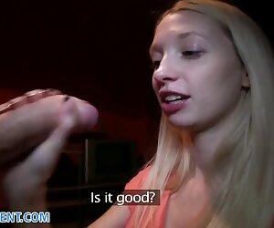 Hai linh mục cho các xec 60 cô gái