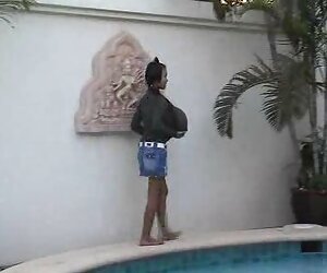 Một cô gái dit xec da đen đứng ở đó, nắm tay, giật ra bởi người yêu của mình