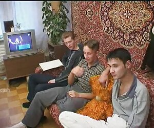 Một người đàn ông phim xec cho choi nguoi trẻ này là một ông già trong giường