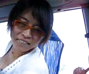 Ông xec nguoi va ngua gánh dì của mình, và sau đó ông gánh cô ấy từ phía sau.