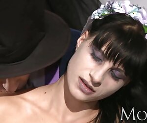 Cô gái xec van phong mô hình khiêu dâm dạy rằng bạn trai của cô có tình dục