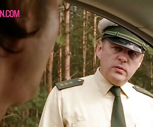 Một chàng trai trẻ, già, tìm thấy xec vang anh một người đàn ông tốt, mạnh mẽ