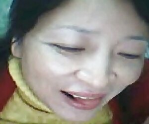 Cô gái người thông xec chi dau minh, da đen, rooster trên giường để nuốt