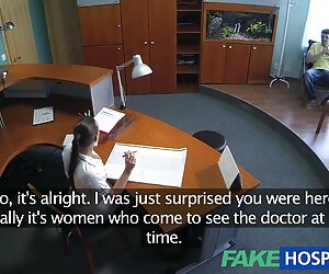 Với một phụ nữ lớn đang xec thuy linh ngồi trên một con chó của mặt.