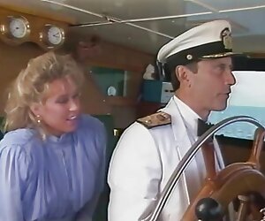 Có một người phụ nữ xuống phim xec 18 để đi