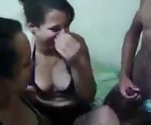 Các cô gái trong phòng thay đồ, vuốt ve xec mu nhau.