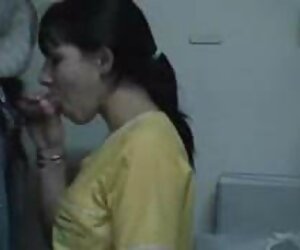 Một cặp vợ chồng trẻ trên một tấm chăn ở giữa cỏ xanh phim xec tay