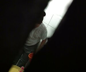 Vợ pim xec han quoc của một chàng trai trong một kho hàng