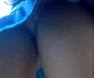 Các cô gái cởi quần áo của xec tam ly mình trước mặt cô, con trai