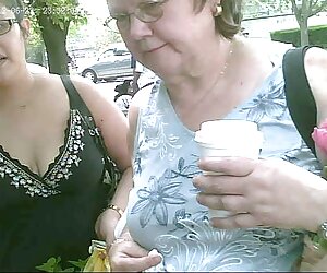 Cô gái mô hình khiêu phim tam ly xec dâm geek y tá ở trên giường với một chàng trai, vui chơi