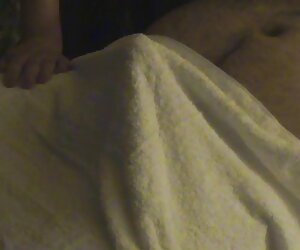 Người phụ nữ ngồi, quỳ phim xec tuoi tin trước mặt một người đàn ông, sau đó vuốt ve