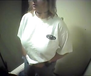 Một cô gái trẻ đẩy rung cả hai đều phim xec trong rung tốt đẹp, ngọt ngào lỗ của cô cùng một lúc