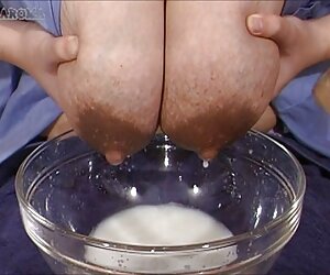 Ngủ trên xec lau xanh giường của một người đàn ông với một cô gái trẻ đến thăm châu Á ghi nhận camera