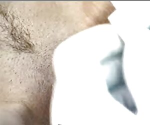 Một cô gái trẻ có một cơn cực khoái với một màu xanh xec minh hang rung