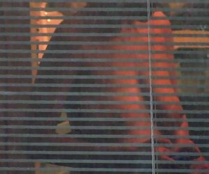 Hút thuốc, đồ chơi tình dục, qua một cái lỗ trên xec co noi dung tường