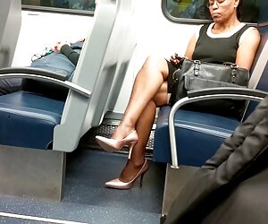 Âm là một tán tỉnh với một cong hoàn hảo cho xec me ke