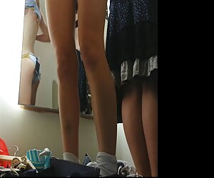 Một người phụ nữ già để đặt tay cô ta lên mông của cô ở phía trước của một anh xec lon to người chị độc vào