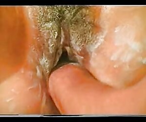 Một người đàn ông da đen xéc hay với một pound một cô gái với một chiếc ghế phong cách