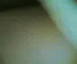 Đứa trẻ tinh nghịch vuốt ve mông của phim xec vang anh mình