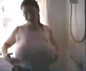 Một phụ nữ trưởng xec u60 thành khéo léo hút không rõ rooster ra khỏi lỗ trong các bức tường