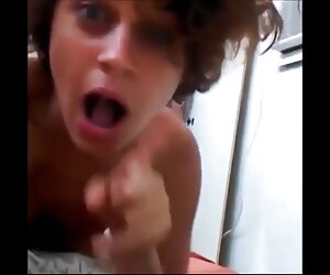 Ba người Đức, bao gồm cả hai gái và một trai phim xec chi em trong nhà để xe.