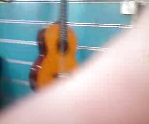 Một cô gái cao đi đến xec vet phòng tập thể dục một người đàn ông dành mình với cô ấy, vậy là cô ấy đẹp Một cô gái cao đi đến xec vet phòng tập thể dục một người đàn ông dành mình với cô ấy, vậy là cô ấy đẹp